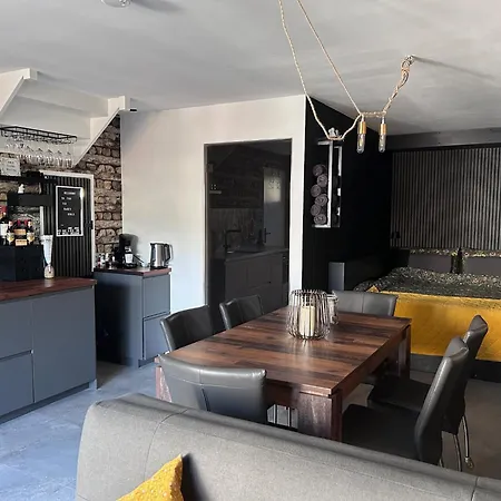 Huize Hertog Met Whirlpool Frühstückspension 4*